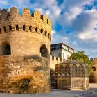 Le mura di Icheri Sheher a Baku raccontano secoli di storia con torri e bastioni medievali, simbolo del patrimonio culturale dell’Azerbaigian nel cuore della città.