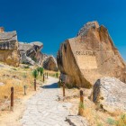 La riserva del Parco Nazionale di Gobustan offre paesaggi rocciosi unici e sentieri naturali, tra storia millenaria e affascinanti testimonianze preistoriche dell’Azerbaigian.