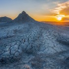 I vulcani di fango di Gobustan creano un paesaggio quasi lunare, tra colline grigie e crepe argillose: uno spettacolo naturale unico vicino a Baku, in Azerbaigian.