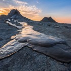 I vulcani di fango di Gobustan, vicino a Baku, creano paesaggi spettacolari con colate argillose e rilievi grigi: un fenomeno naturale unico e affascinante dell’Azerbaigian.
