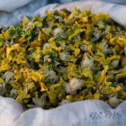 Primo piano di Althaea officinalis, o altea medicinale, in un sacchetto bianco nel vivace Yashil Bazar di Baku, tra erbe essiccate, spezie e tradizioni locali autentiche.