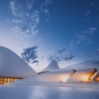 Il Centro Heydar Aliyev di Baku, progettato da Zaha Hadid e inaugurato nel 2012, è simbolo dell’Azerbaigian moderno con linee fluide e spazi culturali innovativi.