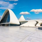 Il Centro Culturale Heydar Aliyev a Baku colpisce per le linee fluide e moderne, simbolo dell’architettura contemporanea azera immersa in un ampio spazio urbano.