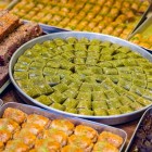 Dolci tipici della tradizione azera esposti al mercato di Baku, tra baklava e specialità locali, ricchi di colori, profumi e sapori autentici.