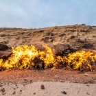 La collina di Yanardag in Azerbaigian è attraversata da fiamme naturali che bruciano lungo il pendio, alimentate da continue fuoriuscite di gas dal sottosuolo.