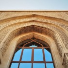 Il portale d’ingresso della moschea Bibi Heybat a Baku mostra eleganti decorazioni scolpite e archi raffinati, esempio suggestivo dell’architettura islamica azera.