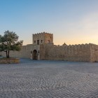 Il Tempio del Fuoco nella penisola di Absheron, in Azerbaigian, è un antico complesso in pietra simbolo del culto del fuoco, immerso in un’atmosfera storica e suggestiva.
