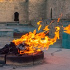 I bracieri del Tempio del Fuoco di Absheron nascono da fuoriuscite naturali di gas dal sottosuolo che, una volta acceso, alimenta fiamme continue e suggestive.