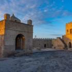 Gli interni del Tempio del Fuoco di Absheron mostrano strutture in pietra essenziali e ambienti sobri, con cortili, archi e spazi dedicati all’antico culto del fuoco, ricchi di fascino storico e spirituale.