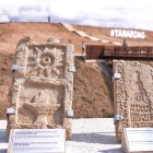 Le targhe esposte sulla collina di Yanardag illustrano reperti storici e simboli legati al culto del fuoco, con iscrizioni e incisioni che raccontano tradizioni religiose e culturali dell’Azerbaigian.