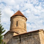 La chiesa di Kish, forse albanese caucasica, georgiana o armena in epoche diverse, resta un sito storico affascinante che racconta il ricco patrimonio religioso dell’Azerbaigian.