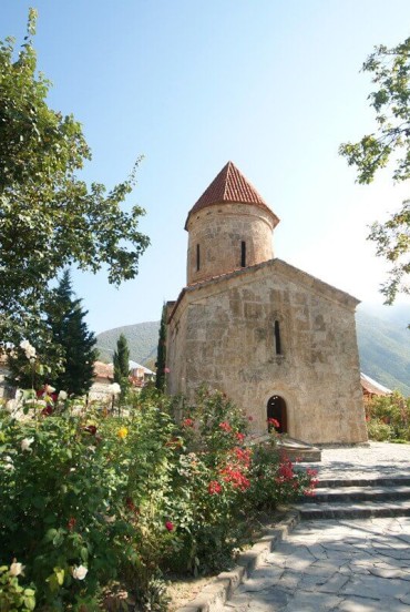 La leggenda attribuisce la chiesa a San Eliseo, discepolo dell’apostolo Taddeo, giunto a Gis per diffondere il cristianesimo e costruire qui il luogo di culto