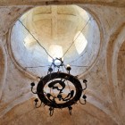 La chiesa di Kish, forse albanese o georgiana del XII secolo, affascina per origini incerte. La tradizione la lega a San Eliseo e a un antico culto risalente al 3000 a.C.