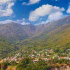 Il villaggio collinare di Kish, tra le montagne del Caucaso azero, incanta con case dai tetti rossi immerse nel verde e un paesaggio naturale autentico e suggestivo.