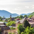 Sheki, nell’Alto Caucaso azero, incanta con case storiche, tetti in legno e verdi colline: una delle città più affascinanti e visitate della regione.