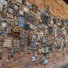 La Casa degli Artigiani di Sheki celebra l’arte azera con ceramiche, mosaici e manufatti tradizionali, simbolo della cultura locale lungo l’antica Via della Seta.