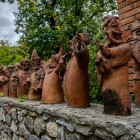 Sculture in terracotta raffigurano personaggi tradizionali azeri con abiti storici e strumenti, espressione artistica della cultura locale e delle antiche tradizioni.