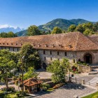 Il Caravanserraglio di Sheki, in pietra e mattoni, era tappa della Via della Seta, oggi affascina con cortile interno e atmosfere storiche nel cuore del Caucaso.
