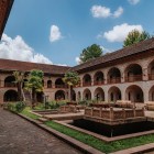 Con il suo cortile interno, le arcate in pietra, le balconate in legno e il giardino centrale, il Caravanserraglio di Sheki conserva intatto il fascino storico della Via della Seta.