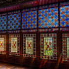 Mosaici in vetro colorato con motivi geometrici e floreali creano giochi di luce vivaci, espressione raffinata dell’arte azera tradizionale nel Palazzo del Khan.