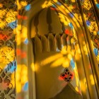Il riflesso della luce sulle pareti del Palazzo del Khan proveniente dai mosaici di vetro delle finestre