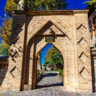 Ingresso in mattoni con arco ogivale decorato da motivi geometrici, tipico dell’architettura caucasica, che introduce al Palazzo del Khan di Sheki.