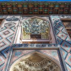 Il Palazzo del Khan di Sheki incanta con mosaici colorati, vetrate shebeke e decorazioni persiane, gioiello del XVIII secolo nel cuore del Caucaso.