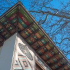 Le gronde in legno del Palazzo del Khan di Sheki, dipinte con motivi geometrici e floreali, uniscono eleganza decorativa e funzione protettiva tipica dell’arte azera.