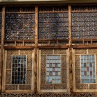 Le vetrate shebeke del Palazzo del Khan di Sheki, in legno intagliato e vetri colorati, creano raffinati giochi di luce tipici dell’arte azera tradizionale.