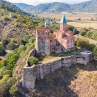 La splendida fortezza di Gremi domina la collina in Georgia: antico simbolo storico e architettonico, oggi affascinante meta turistica immersa in un suggestivo paesaggio.