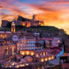 La città vecchia di Tbilisi affascina con case colorate, balconi in legno e antiche terme ai piedi della fortezza: un suggestivo mix di storia, cultura e atmosfera caucasica.