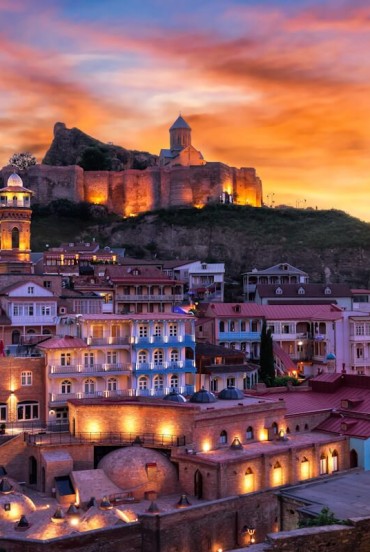 La città vecchia di Tbilisi affascina con case colorate, balconi in legno e antiche terme ai piedi della fortezza: un suggestivo mix di storia, cultura e atmosfera caucasica.