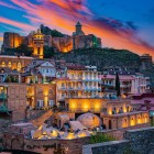 La città vecchia di Tbilisi incanta con case colorate, balconi in legno e antiche terme ai piedi della fortezza: un mix unico di storia, cultura e anima caucasica.