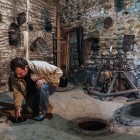 Degustazione di vino direttamente dalle antiche vasche sotterranee nella cantina Nodari a Velistsikhe, vicino Sighnaghi, nel Kakheti, cuore autentico della tradizione vinicola georgiana.