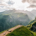 Vivi un tour emozionante sulla Strada Militare Georgiana: panorami spettacolari sul Caucaso, valli leggendarie e tappe storiche lungo uno dei percorsi più affascinanti della Georgia.