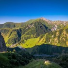 Dalla città di Vladikavkaz alle pendici meridionali del Caucaso, la Strada Militare Georgiana attraversa Mtskheta-Mtianeti tra storia millenaria e panorami spettacolari.