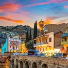 Nel centro storico di Tbilisi, tra balconi in legno, facciate colorate e luci al tramonto, si respira un’atmosfera romantica dove Oriente e Occidente si incontrano.