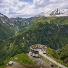 Vista dall’alto del Monumento dell’Amicizia Russia–Georgia lungo la Strada Militare: tra Gudauri e il Passo Jvari domina la suggestiva Valle del Diavolo nel Caucaso.