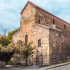 La Basilica di Anchiskhati presenta una struttura a tre navate in pietra e mattoni, linee sobrie e finestre strette, tipiche dell’architettura paleocristiana georgiana.