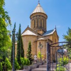 Affacciata sul fiume Kura, la Cattedrale di Sioni, nel cuore della Città Vecchia di Tbilisi, è simbolo spirituale e architettonico della Chiesa ortodossa georgiana.