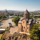 La Chiesa di Metekhi domina il fiume Kura dall’alto della roccia: simbolo di Tbilisi, unisce storia medievale e panorami spettacolari sulla città.