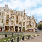 Passeggiare sul Corso Rustaveli a Tbilisi significa scoprire palazzi eleganti, teatri storici e caffè vivaci, tra cultura, arte e atmosfera cosmopolita.
