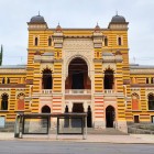Il Teatro dell’Opera di Tbilisi unisce stile moresco e influenze orientali, con archi decorati, cupole eleganti e colori vivaci dal fascino esotico.