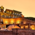 Le terme sulfuree di Tbilisi, nate su sorgenti calde naturali, hanno dato origine alla città nel V secolo e restano simbolo di benessere e tradizione.