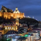 La Fortezza di Narikala, fondata nel IV secolo, ha difeso Tbilisi per secoli tra dominazioni persiane e arabe, diventando simbolo storico della città.