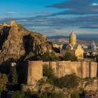 I bastioni della Fortezza di Narikala si innalzano sulla roccia con mura imponenti e torri antiche, dominando Tbilisi tra storia, panorama e fascino senza tempo.