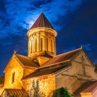 La Cattedrale di Sioni, esempio dell’Età dell’Oro georgiana, unisce basilica a cupola e linee austere in tufo caldo, simbolo di fede e resilienza nei secoli.