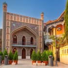 Il palazzo d’ingresso delle Terme Sulfuree di Tbilisi incanta con mosaici orientali, archi decorati e colori vivaci, simbolo storico del quartiere di Abanotubani.