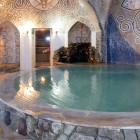  Le terme di zolfo, con temperature dell'acqua che variano tra 38-45°C, si ritiene abbiano numerosi benefici per la salute, tra cui il sollievo da condizioni della pelle e la riduzione del dolore articolare.