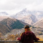 Dal belvedere di Gudauri lo sguardo si apre sulle maestose montagne del Caucaso: un panorama spettacolare tra valli profonde, villaggi alpini e cime innevate.